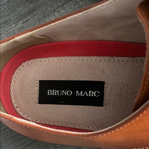 Classic Brown Leather Oxfords with Cap Toe and Lace-Up Closure - Picture 2 of 7